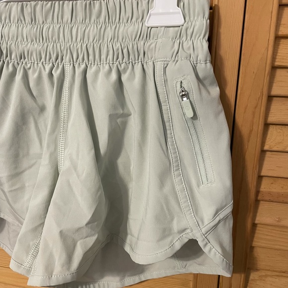 NWOT Lululemon Springtime Tracker Shorts 4” Size 4 - Picture 3 of 12